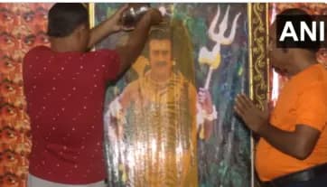 फैन ने घर में मंदिर बनाया, तस्वीर पर दूध चढ़ाया; वायरल वीडियो पर भड़के लोग