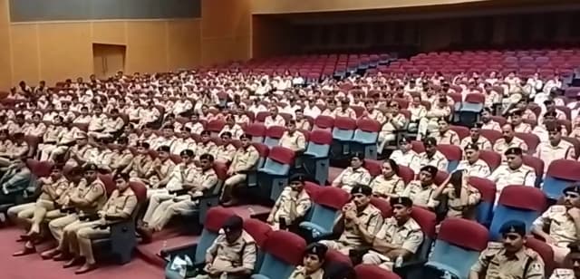 आपके थाना क्षेत्र में नशीले पदार्थं बिकें और थाना-बीट प्रभारी अनजान रहे, यह समझ से परे