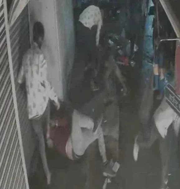 पटाखे के कचरे को लेकर हुआ था विवाद, वीडियो वायरल होने के बाद केस दर्ज