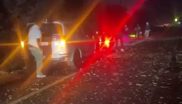 जान जोखिम में डालकर सड़क से बटोरते दिखे लोग; कोई जेब में तो कोई थैले में भरता दिखा