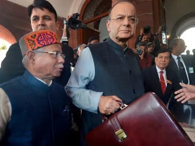 2017 तक 28 फरवरी को पेश होता था; समय भी बदला गया, 1999 तक ब्रिटिश संसद के हिसाब से चलता था