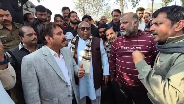 पार्षद धरने पर बैठे, भाजपा पूर्व जिला अध्यक्ष ने निगम आयुक्त को दी धमकी, वीडियो वायरल