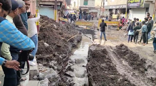पाइपलाइन लीकेज से सड़कों पर बहा पानी, गलियों में जलभराव