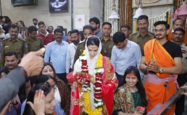 श्रद्धालुओं से मुलाकात भी की; अपकमिंग फिल्मों की सफलता के लिए प्रार्थना करने पहुंचीं