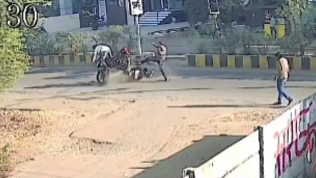 जोरदार टक्कर के बाद स्कूटी चकनाचूर, युवक सड़क पर खड़ा रहा, CCTV वायरल