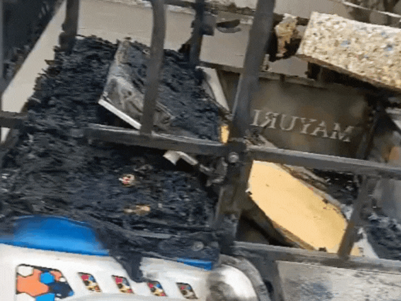 एक महिला की मौत; चालक सहित 2 लोग झुलसे थे; अतिरिक्त बैटरी से हुआ हादसा