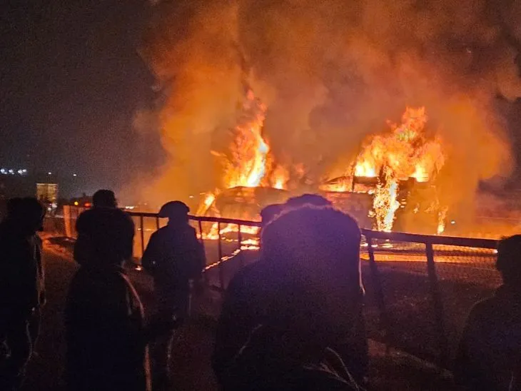 यात्री आदित्य हादसे के वक्त बस में ही थे। उन्होंने बताया कि टक्कर के बाद चीख पुकार मच गई। उन्होंने बताया, मैं टक्कर के बाद बस में ही गिर गया। चारों तरफ आग थी, बस का दरवाजा खुल नहीं रहा था। हमने शीशा तोड़कर बाहर निकलने की कोशिश की। लोग एक दूसरे को बचाने की कोशिश कर रहे थे। लेकिन आग तेजी से फैल गई और हम सभी को नहीं बचा सके।