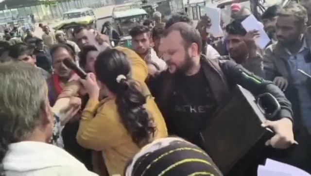 खाद लेने आए थे किसान; गुस्साए किसानों ने सटई रोड पर लगाया जाम