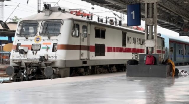 यात्रियों के बीच मचा हड़कंप, चीख पुकार के बीच पूरी बोगी खाली कराई गई