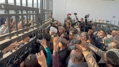 PTI नेता बोले- मांगें पूरी होने तक नहीं हटेंगे ; सरकार बोली- सियासत ना करें