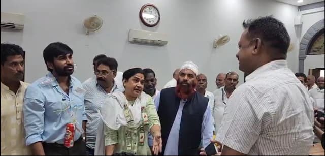 खंडवा में शराब की खाली बोतलें लटकाकर जनसुनवाई में पहुंचे कांग्रेस नेता; ADM ने कार्रवाई का आश्वासन दिया