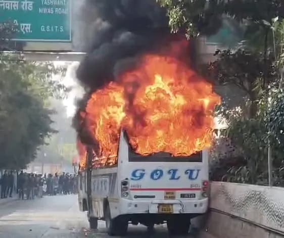 बाइक सवार को मारी टक्कर, गुस्साई भीड़ ने बस फूंकी