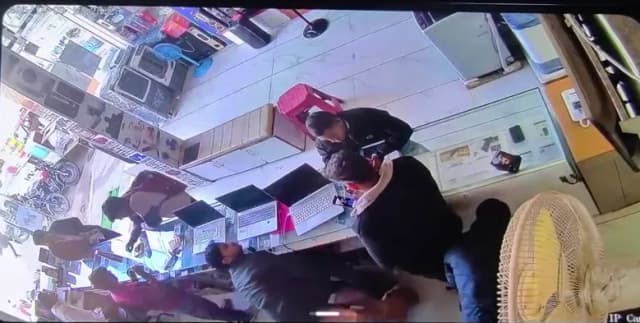 मोबाइल फाइनेंस करते हुए अचानक से गिरा, मौत; सामने आया VIDEO