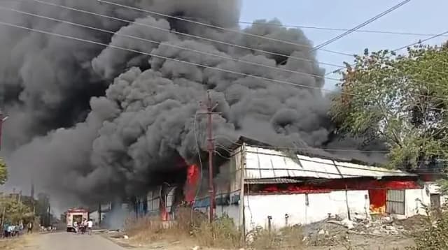 आसमान में दूर तक दिखा काला धुआं, इमलीखेड़ा स्थित इंडस्ट्रियल एरिया की घटना