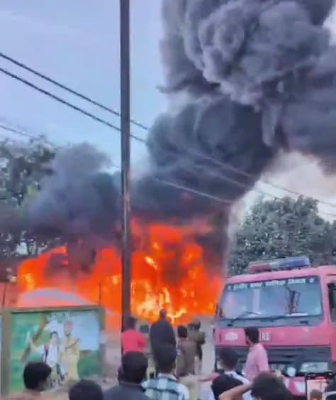 दो किमी दूर तक दिखा धुएं का गुबार, फायर ब्रिगेड की टीम पाया काबू