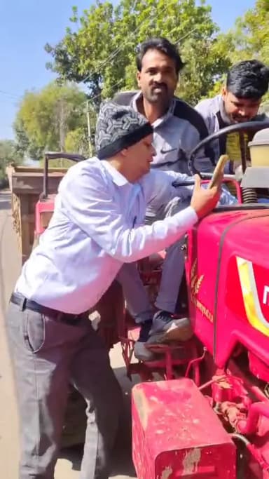 अधिकारी के साथ मारपीट, ट्रैक्टर छुड़ाकर भागे माफिया