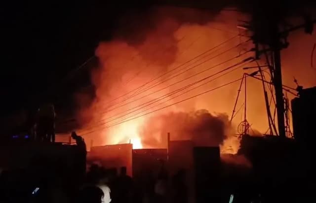 आधी रात को रहवासी इलाके में दिखी लपटे; 4 घंटे की मशक्कत के बाद पाया काबू