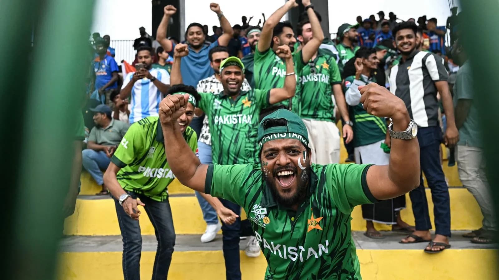 मैच के पहले पाकिस्तान फैन्स खुश थे। उन्हें पूरा भरोसा था कि पाकिस्तान टीम इस बार जरूर जीतेगी।