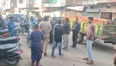सेंटर इंचार्ज को पैरेंट्स ने सुनाई खरी-खोटी, पेपर देरी से मिलने के आरोप; VIDEO वायरल