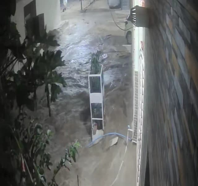 अर्नब ग्रीन सिटी में जलभराव, सड़कें धंसीं, CCTV में कैद हुई घटना