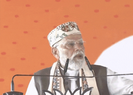 मोदी बोले- ये महागठबंधन नहीं, महालठबंधन है; मोबाइल का फ्लैश ऑन कराकर कहा- इतनी लाइट है तो 'लालटेन' क्यों