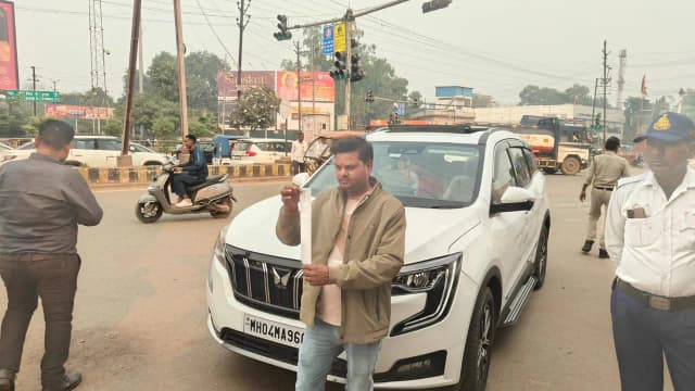 बच्चों को कार की छत पर बैठाकर घूमाया, ट्रैफिक पुलिस ने जुर्माना लगाया