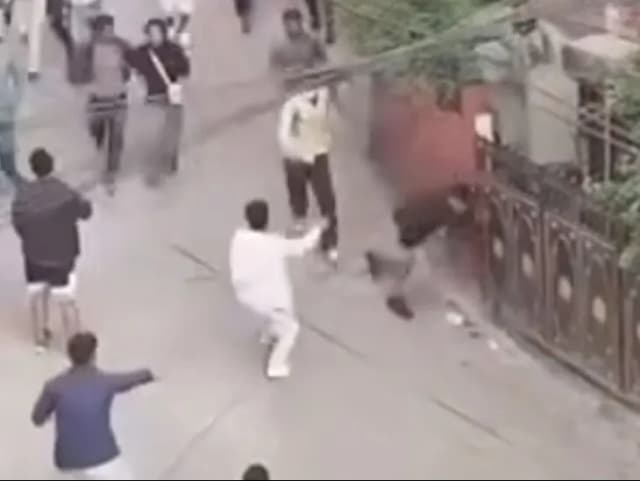 जान बचाकर सड़कों पर भागते दिखे, प्रदर्शनकारियों ने बरसाए लात-घूंसे; Video