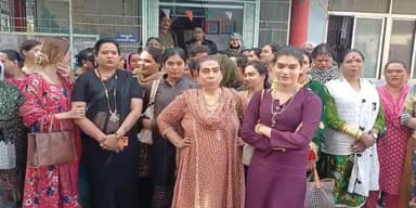 रास्ता रोककर मारपीट, सोने की चेन लूटकर फरार हुए बदमाश, किन्नरों ने घेरा थाना