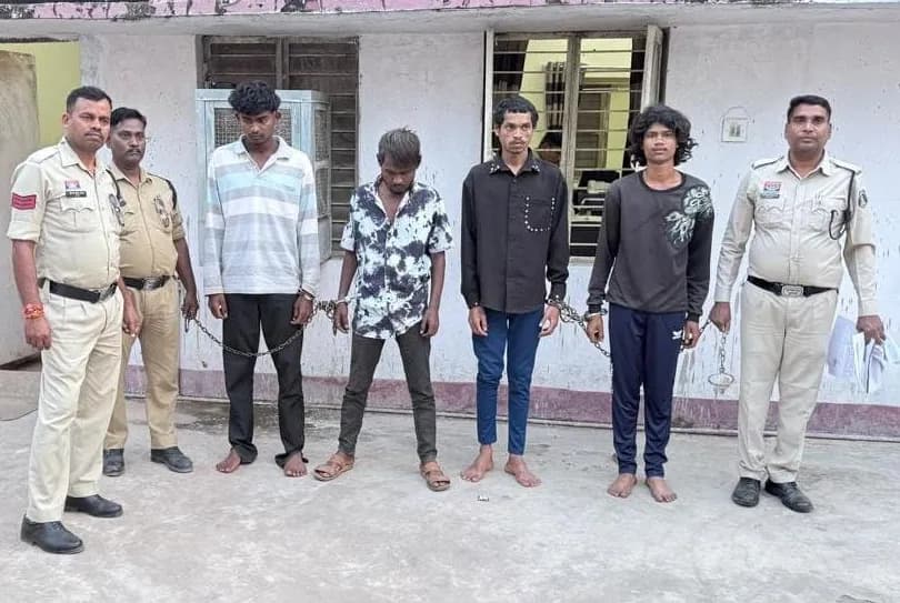 पुलिस ने हत्या के मामले में 4 आरोपियों को गिरफ्तार कर दो लकड़ी के डंडे समेत अन्य सामान जब्त किया है।
