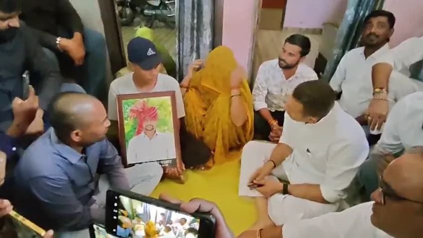 देवास में कथित जहरीली शराब कांड को लेकर कांग्रेस नेता जीतू पटवारी और अरुण यादव पीड़ित परिवारों से मिले।