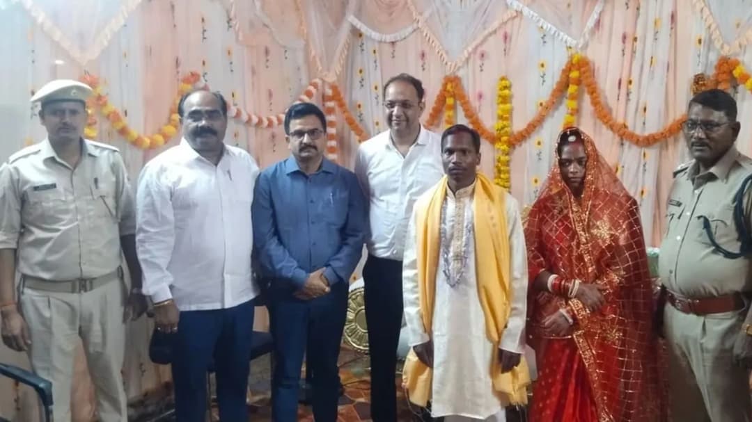 हजारीबाग ओपन जेल में सुरेश सिंह मुंडा और सोमवारी हेम्ब्रम की शादी पूरे रीति-रिवाज से हुई। (फोटो सोर्स: सोशल मीडिया)