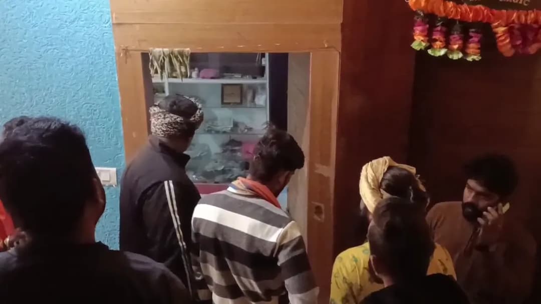 हिंदू संगठनों का आरोप- नाम बदलकर कर रहा था धर्मांतरण; दो हिंदू युवतियों के शामिल होने की बात