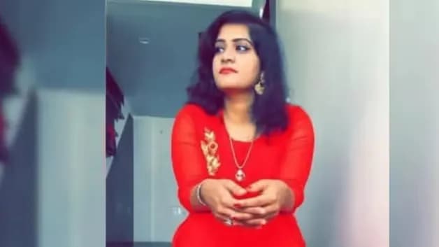 लंदन में रह कर पढ़ रही मुग्धा देशमुख परिवार को बिना बताए भारत लौट आई थी। उसकी डेड बॉडी पुणे एक पॉश सोसायटी में मिली है।