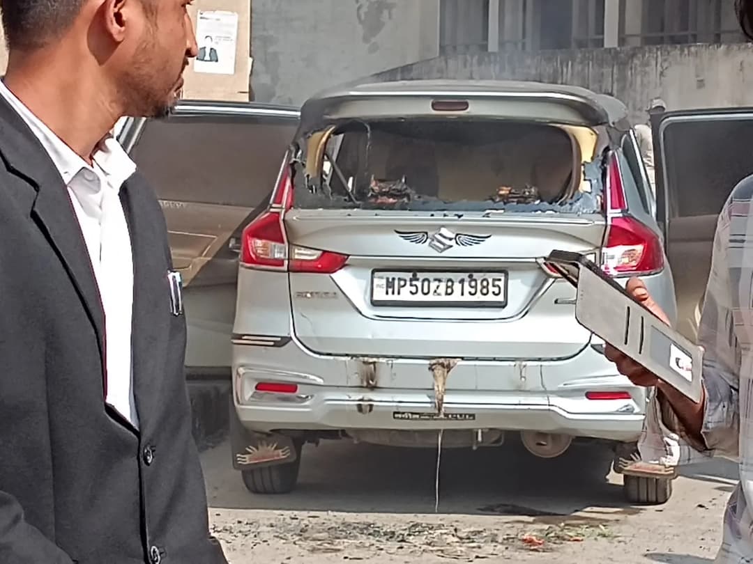 वकीलों में मची अफरा-तफरी, फायर एक्सटिंग्विशर से पाया काबू