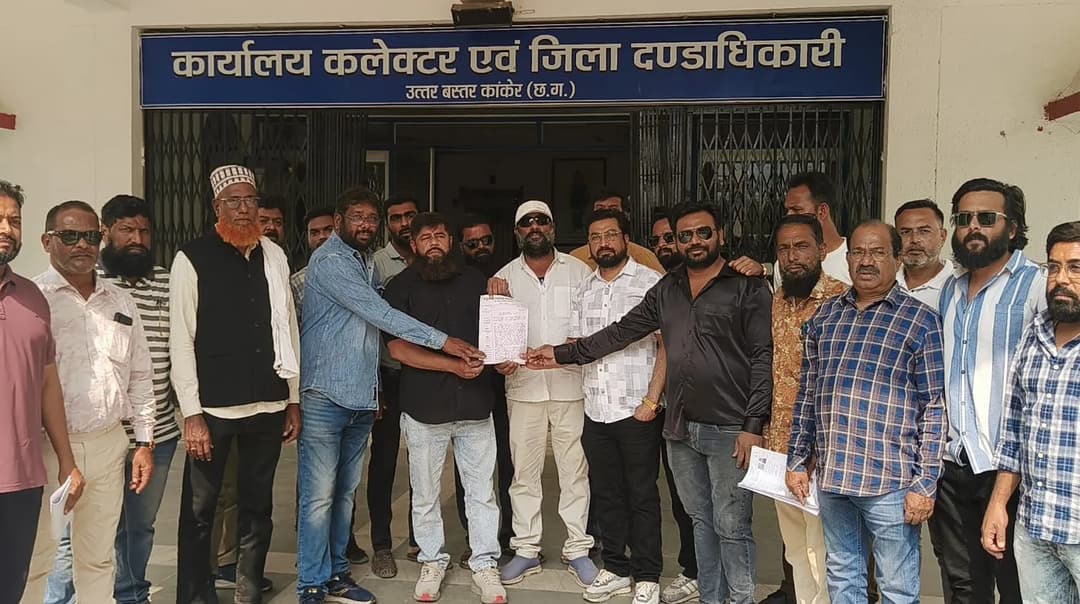 अंजुमन इस्लामिया कमेटी जांच का ज्ञापन सौंपते हुए।