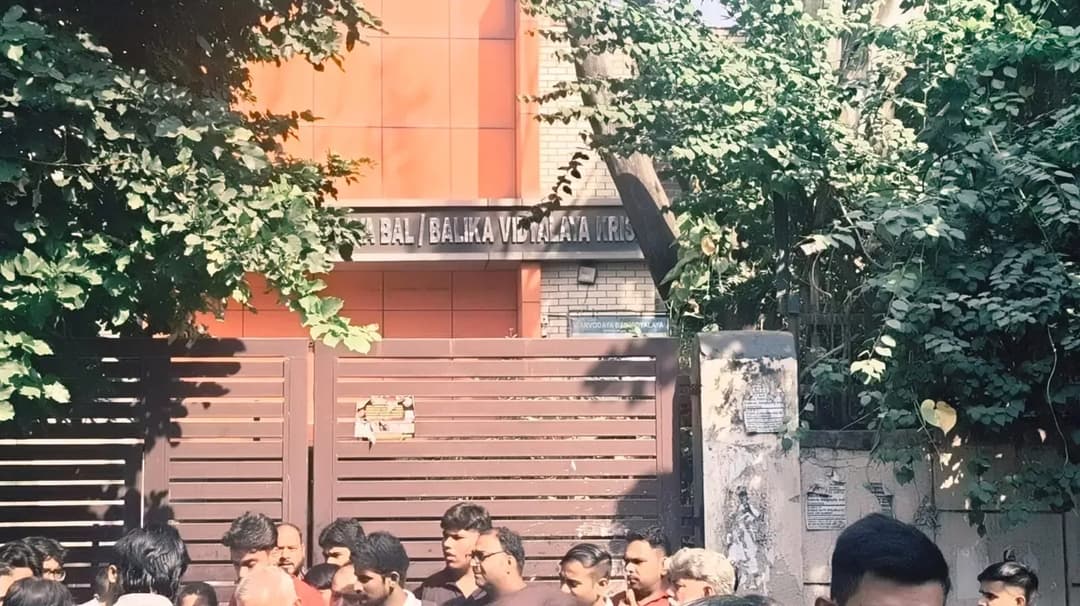 दिल्ली के स्कूल में 12वीं की छात्रा ने लगाई आग