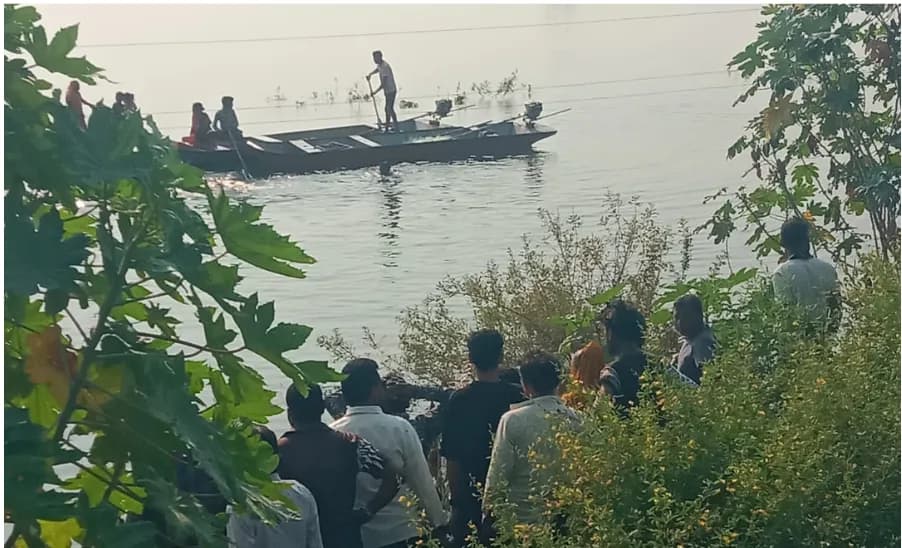 धार में मछली पकड़ने के दौरान नाव में अचानक करंट फैलने से एक की मौत हो गई।