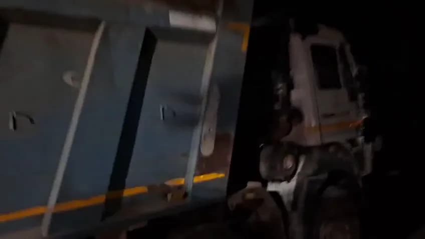 रीवा में डालमिया सीमेंट फैक्ट्री जा रहे लेटराइट खनिज से भरे 7 हाइवा ग्रामीणों के विरोध के बाद खनिज विभाग ने जब्त किए।