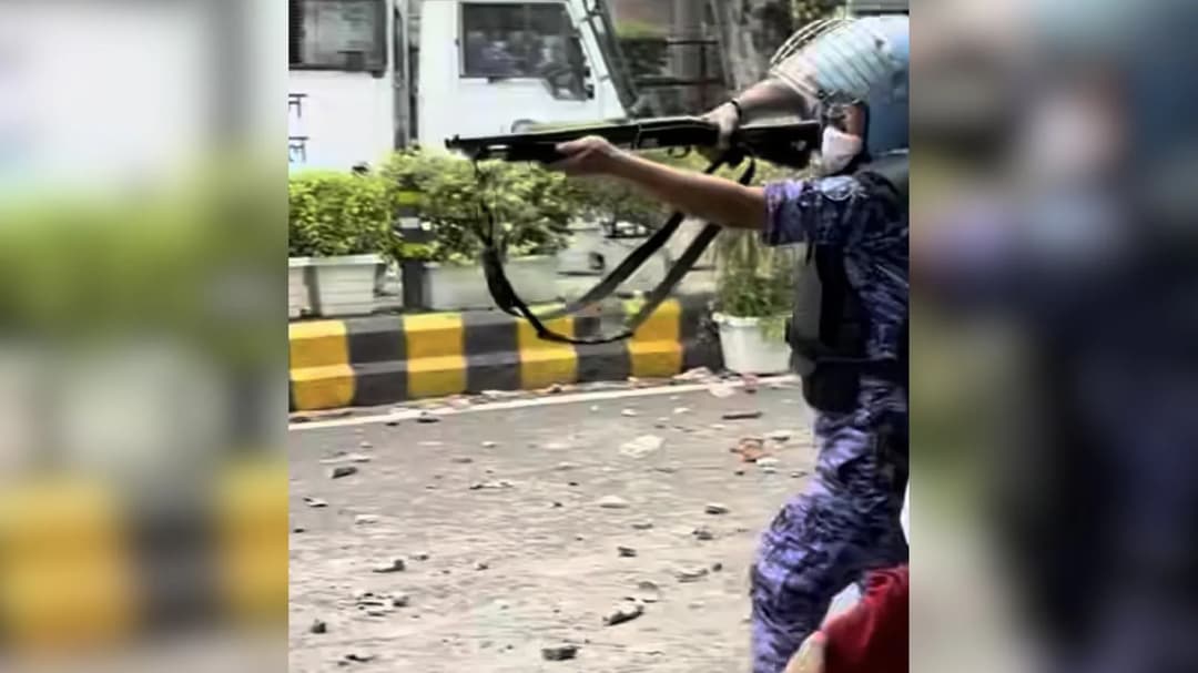 तस्वीर 20 जुलाई को हुए संसद मार्च के दौरान की है। इसमें एक RAF कमांडेंट पैलेट गन चलाता नजर आ रहा है।