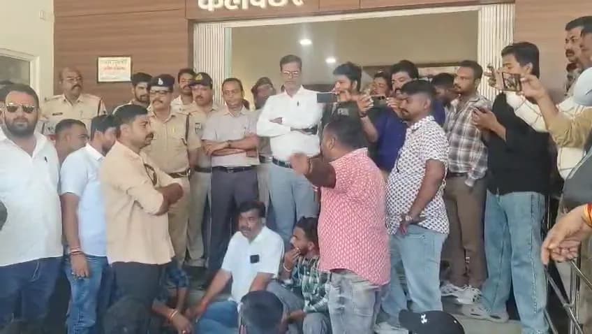 बिजली कर्मचारी की मौत के बाद करणी सेना ने कलेक्ट्रेट में किया प्रदर्शन।