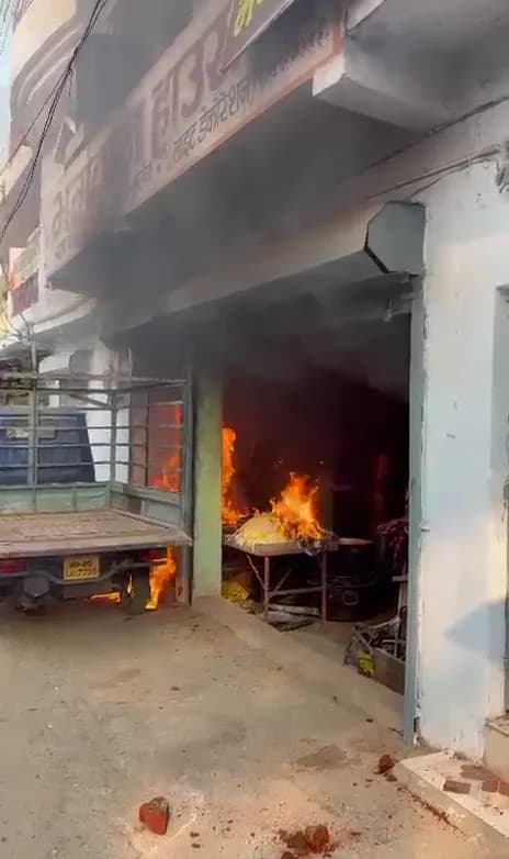 छात्राओं से छेड़छाड़ करने से रोका तो कार-ऑटो में तोड़फोड़ की; जान से मारने की धमकी दी