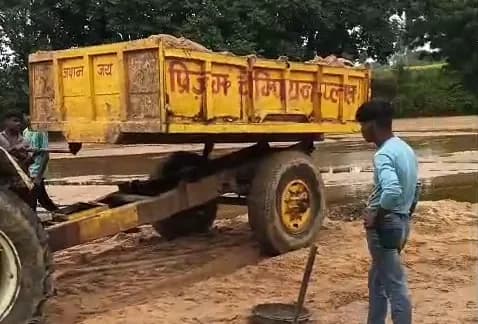घोरसा-सौता गांव में अवैध रेत परिवहन के विरोध में ग्रामीणों ने ट्रैक्टर रोककर रेत खाली कराई।