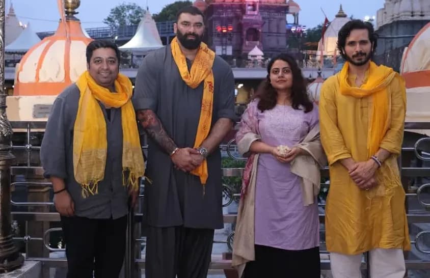 'रक्तांचल-3' के कलाकार बाबा महाकाल की शरण में।