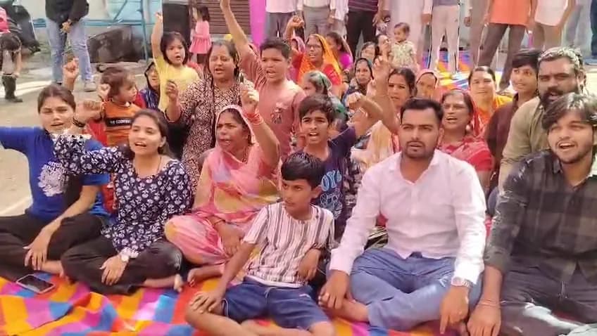 नीमच में गड्ढों से परेशान लोगों ने किया प्रदर्शन।