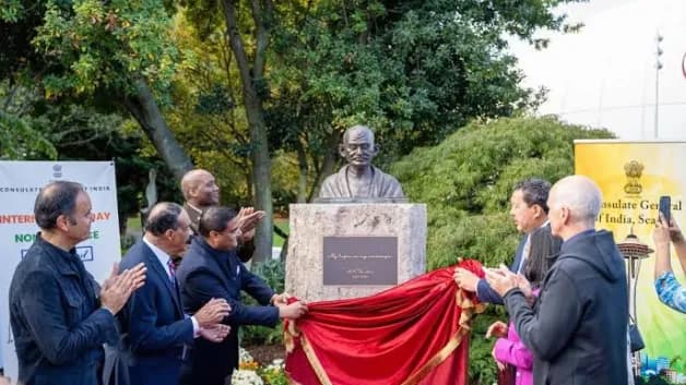 गवर्नर ने अनावरण किया; इंडियन डिप्लोमैट बोले- गांधी का मैसेज दुनिया तक पहुंचना अहम