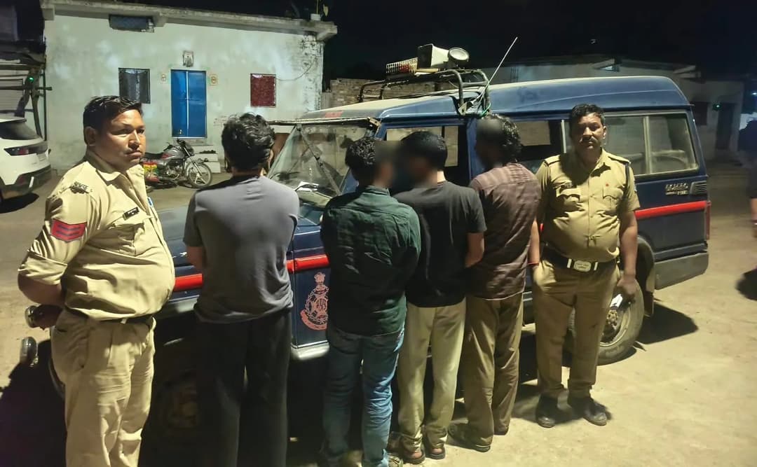 बक्सवाहा थाना पुलिस ने मारपीट के मामले में फरार चल रहे 4 आरोपियों को गिरफ्तार किया।