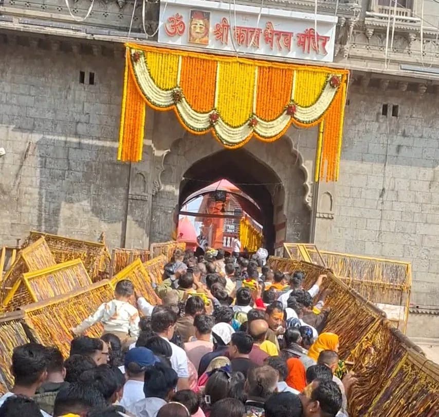 बुजुर्ग महिला को धक्का देकर बाहर निकाला; सुरक्षाकर्मियों से हुआ विवाद