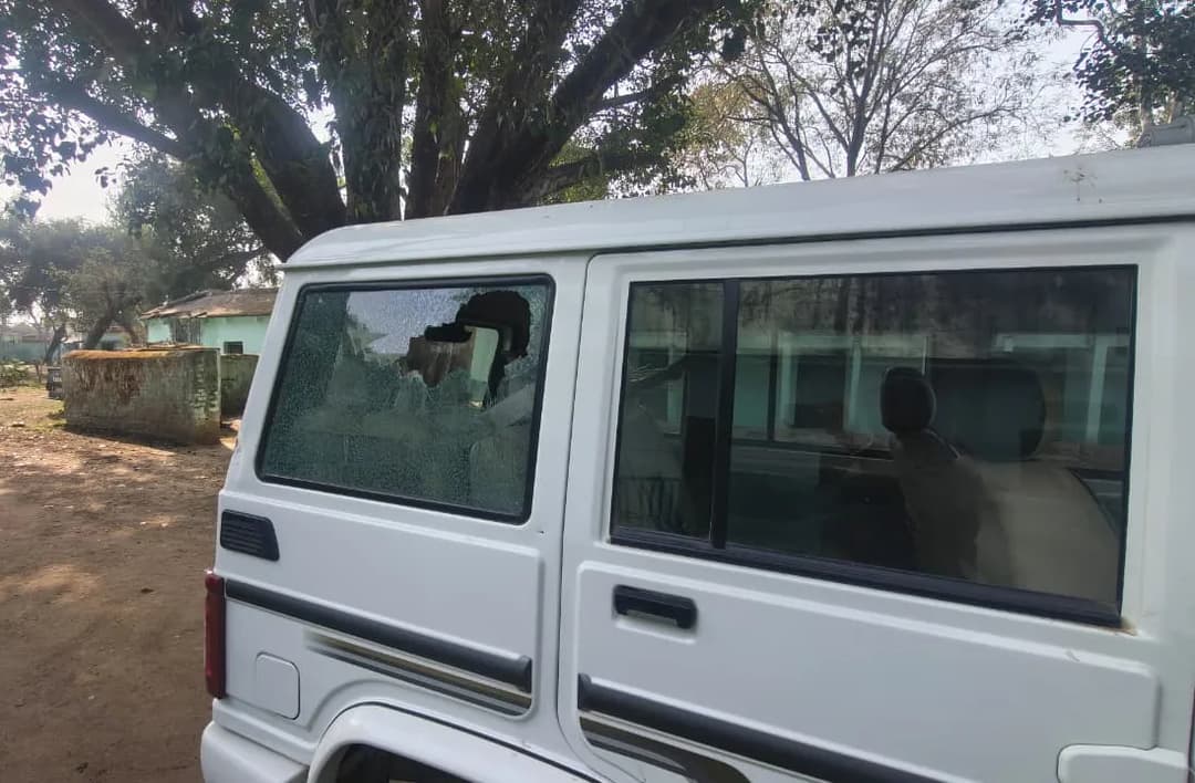 वन विभाग की क्षतिग्रस्त गाड़ी।