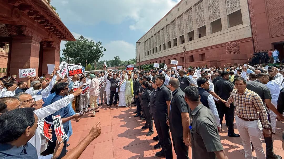 तस्वीर संसद परिसर के मकर गेट की है। एक ओर विपक्षी सांसद दिखाई दे रहे हैं, दूसरी ओर NDA सांसद खड़े हैं।
