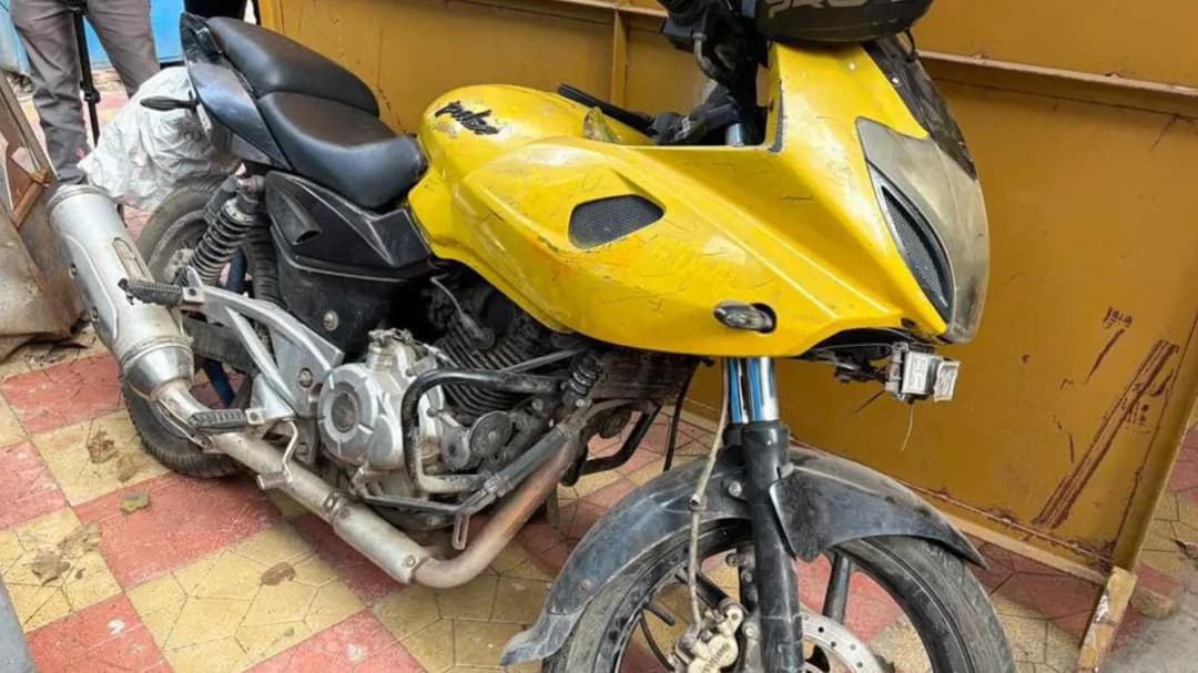 पुलिस ने हमले में इस्तेमाल की गई बाइक को अंधेरी स्टेशन के पास से जब्त किया है। तीनों आरोपी इसी बाइक से घटनास्थल पहुंचे थे।